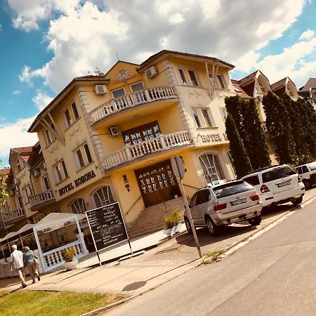 Hotel Korona Hajduszoboszlo Bagian luar foto