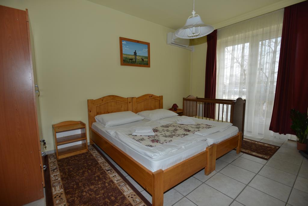 Hotel Korona Hajduszoboszlo Bagian luar foto