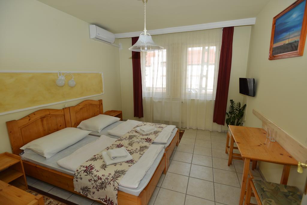 Hotel Korona Hajduszoboszlo Bagian luar foto
