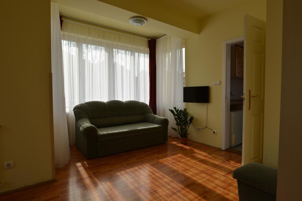 Hotel Korona Hajduszoboszlo Bagian luar foto