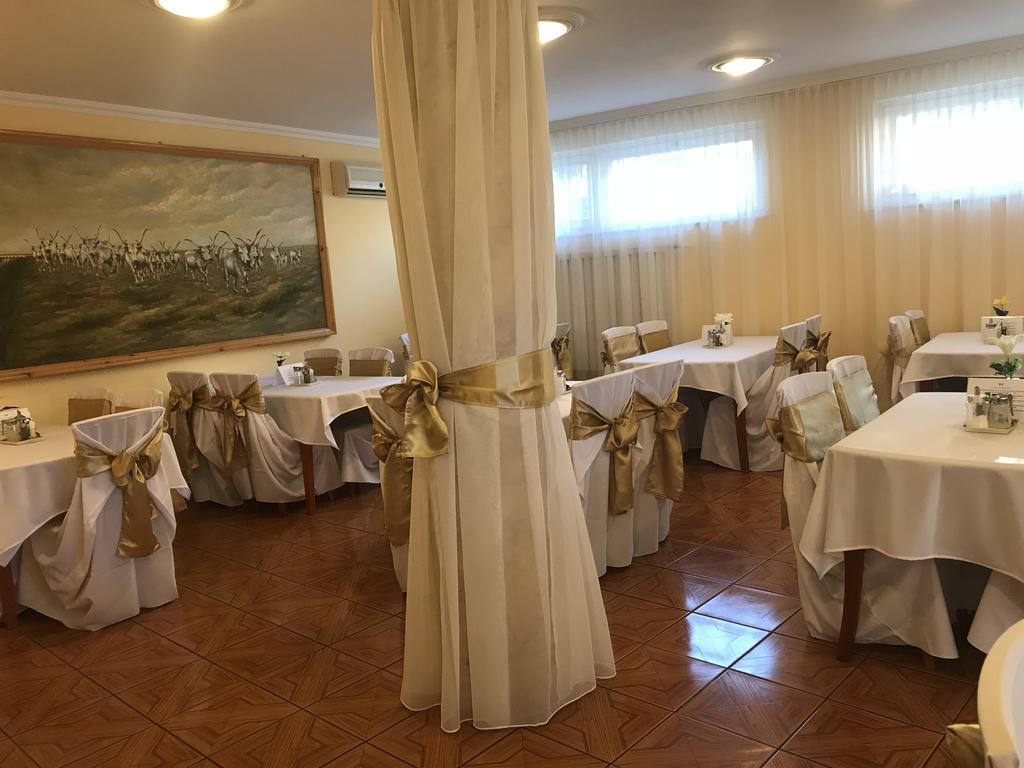 Hotel Korona Hajduszoboszlo Bagian luar foto