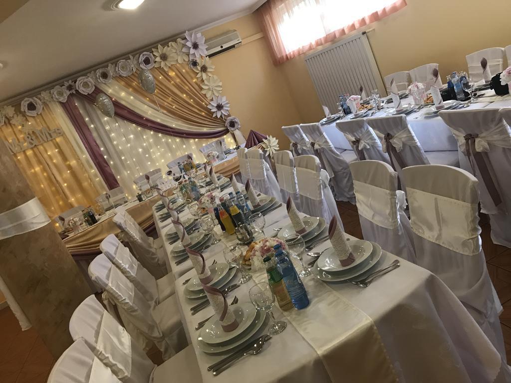 Hotel Korona Hajduszoboszlo Bagian luar foto