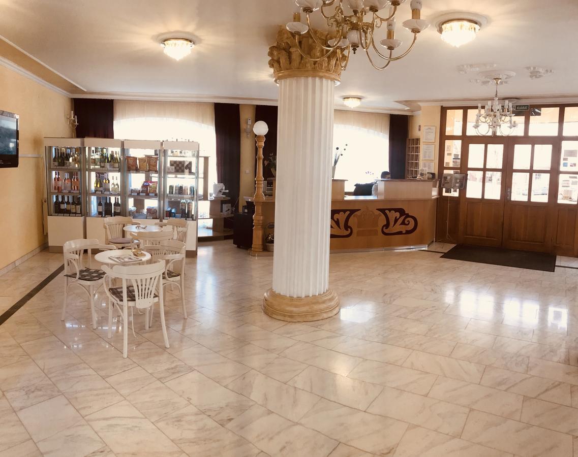 Hotel Korona Hajduszoboszlo Bagian luar foto