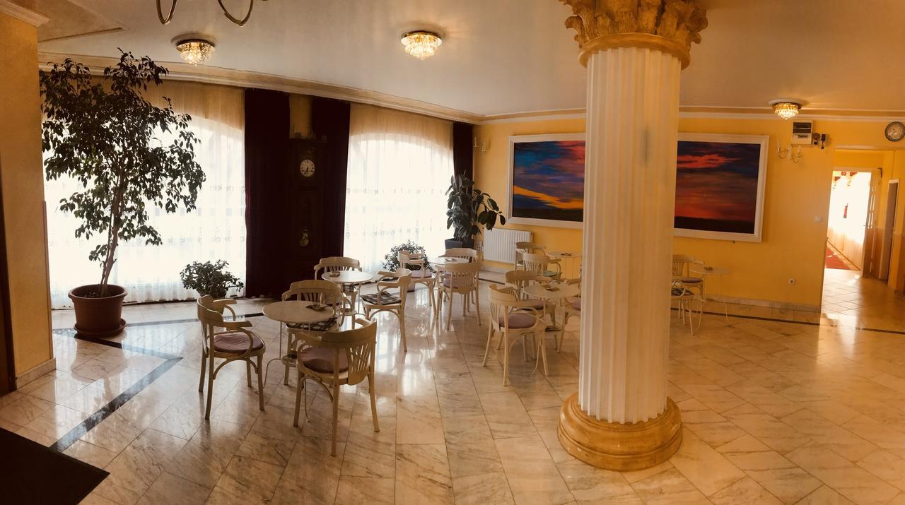 Hotel Korona Hajduszoboszlo Bagian luar foto