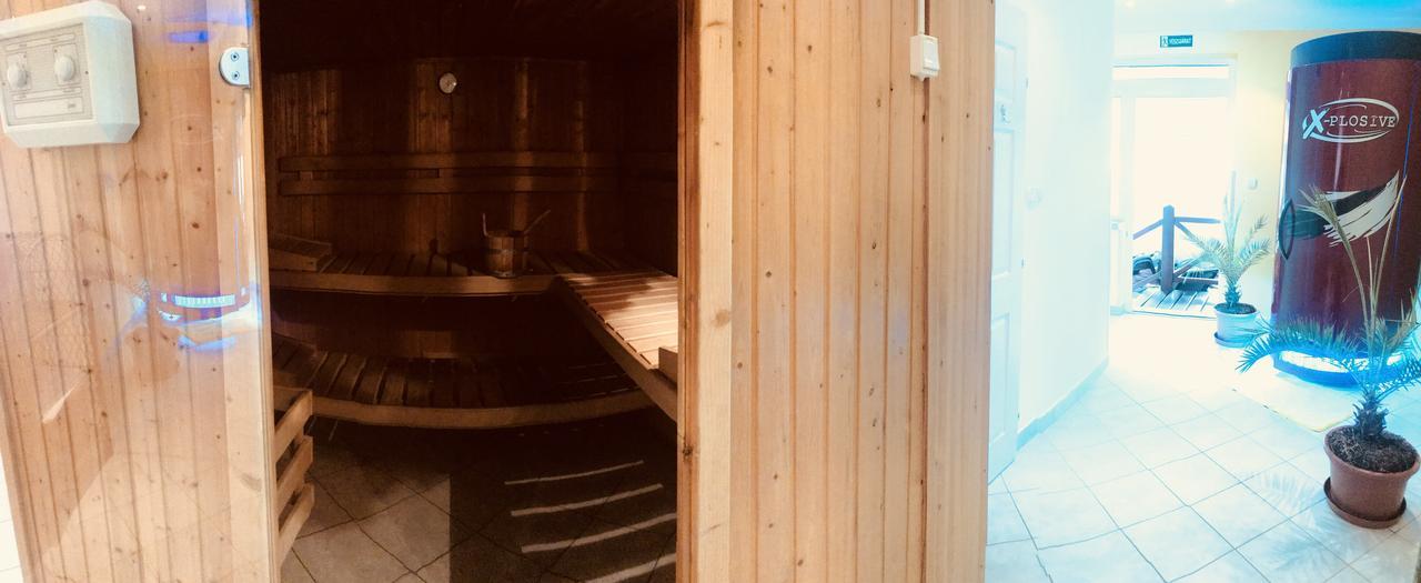 Hotel Korona Hajduszoboszlo Bagian luar foto