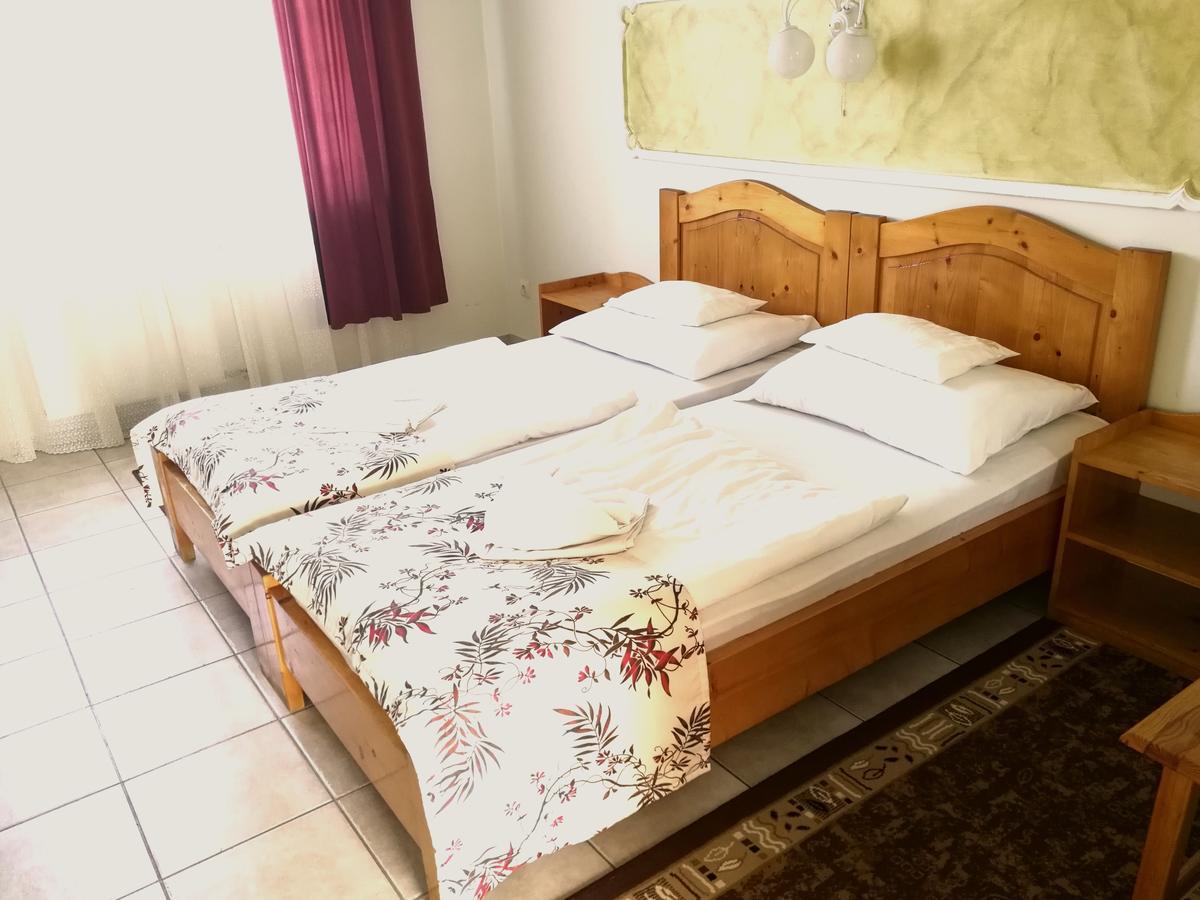 Hotel Korona Hajduszoboszlo Bagian luar foto