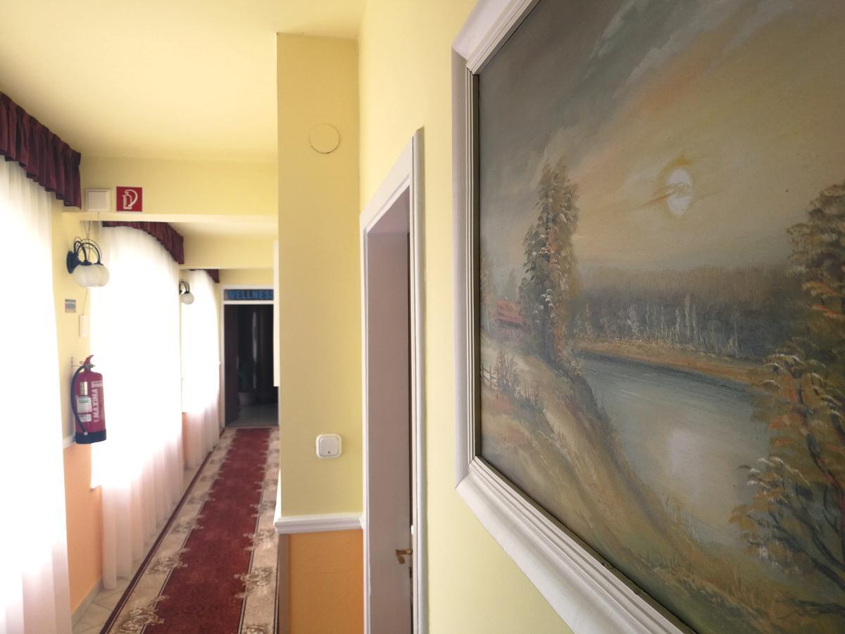 Hotel Korona Hajduszoboszlo Bagian luar foto