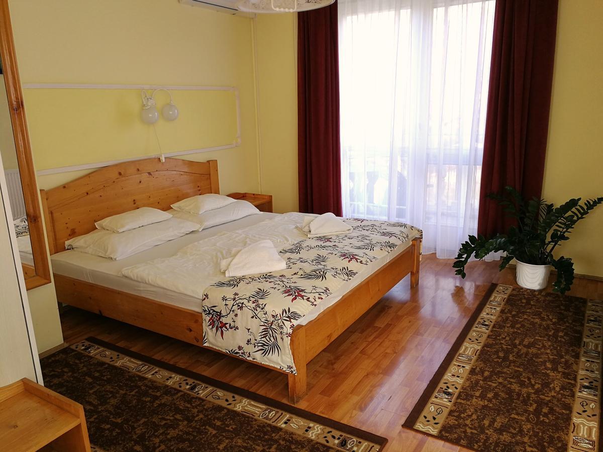 Hotel Korona Hajduszoboszlo Bagian luar foto